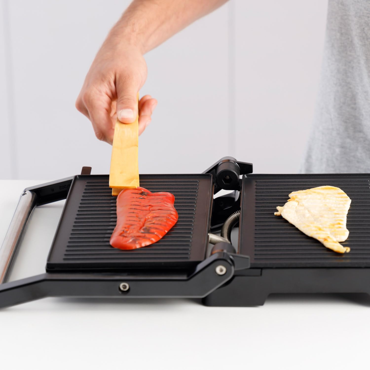 taurus-crispy-co-grill-el-ctrico-2-en-1-con-plancha-1000w-apertura-180-placa-ant image 8