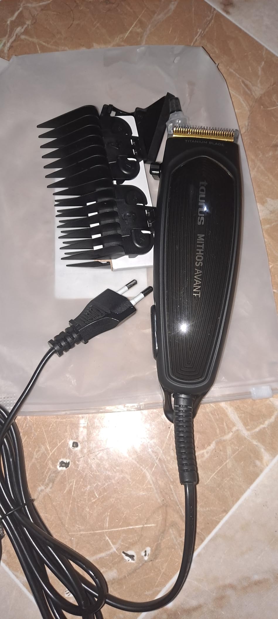 Se engancha con pelo grueso