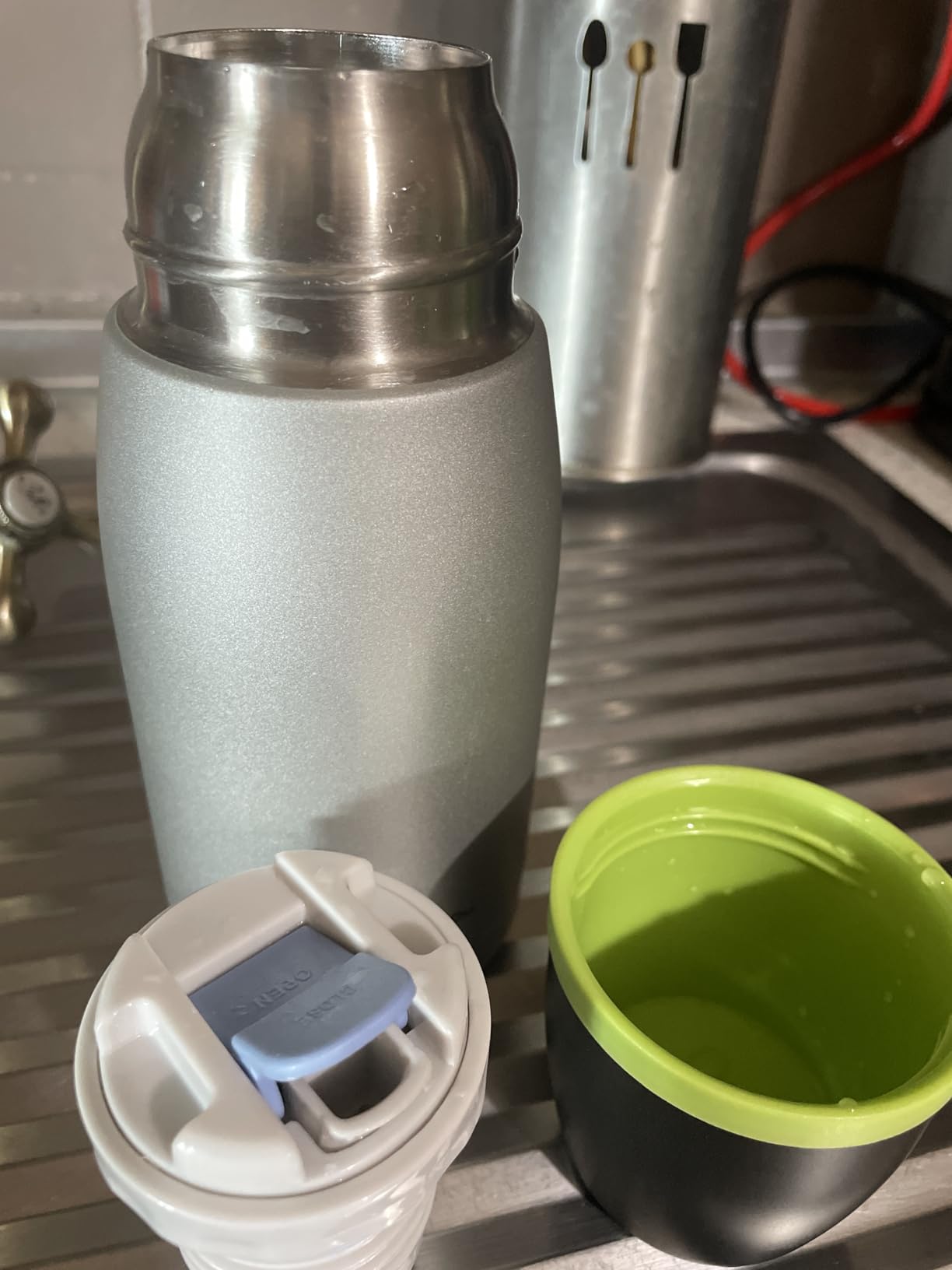 Mantiene el café caliente horas